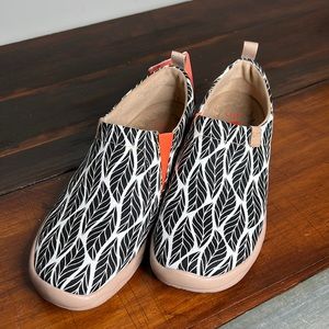 UIN art travel shoes NEW!